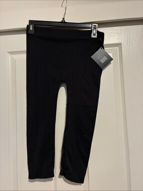 Victoria's Secret Black Capri Leggings - VSX Active size Large